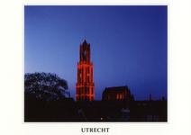 602108 Gezicht op de rood verlichte Domtoren (Domplein) te Utrecht.